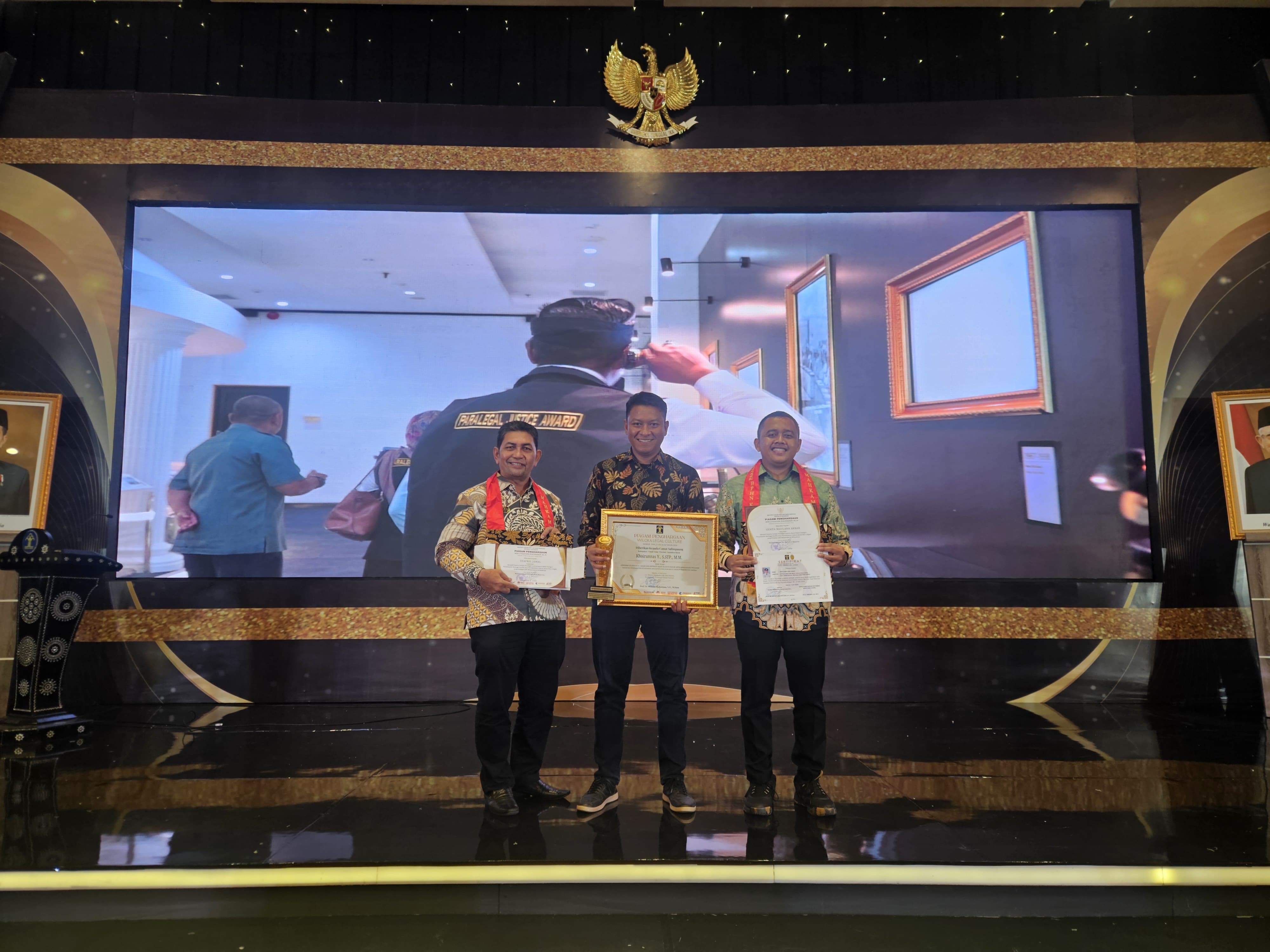 KABUPATEN TANAH DATAR SABET TIGA PENGHARGAAN DI MALAM ANUGERAH PARALEGAL JUSTICE AWARD 2024