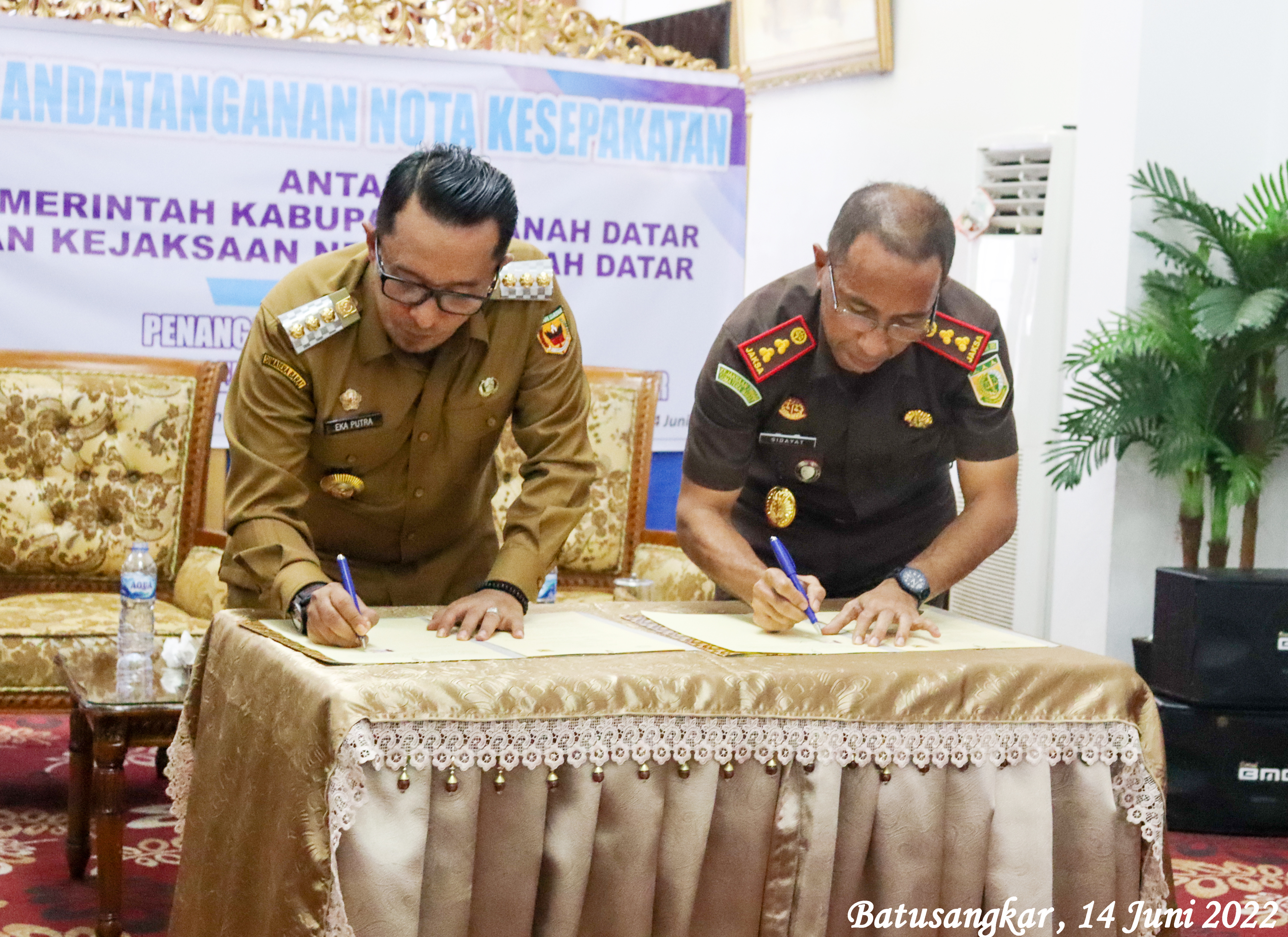 Penandatanganan Nota Kesepakatan Antara Pemerintah Kabupaten Tanah Datar Dengan Kejaksaan Negeri Tanah Datar Tentang Penanganan Masalah Hukum di lingkungan Pemerintah Kabupaten Tanah Datar