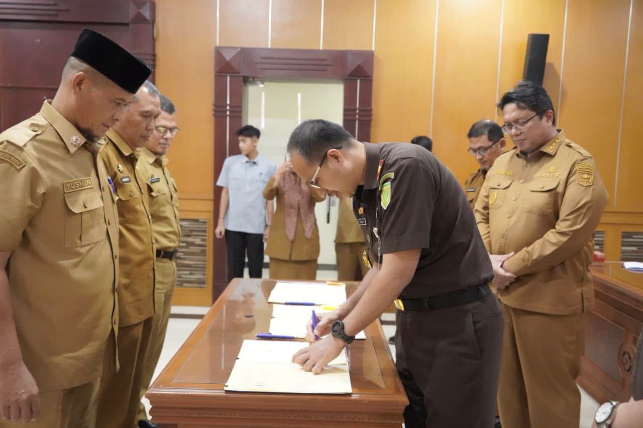 WUJUDKAN TATA KELOLA ANGGARAN YANG TRANSPARAN DAN AKUNTABEL PEMERINTAH KABUPATEN TANAH DATAR DAN KEJAKSAAN NEGERI TANAH DATAR TANDATANGANI PERJANJIAN KERJASAMA